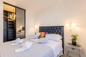 Ein Bett oder Betten in einem Zimmer der Unterkunft Carmen - Luxury 2-Bedroom Apartment - Downtown
