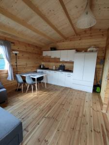 Pokój z kuchnią i stołem w kabinie w obiekcie Drewniane domki - Zamek Krzyżacki w mieście Malbork