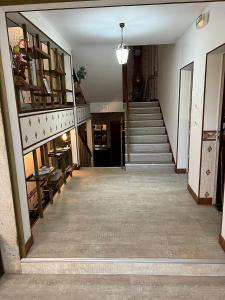 een lege hal met een trap in een huis bij Résidence Les Milandes in Cazaubon