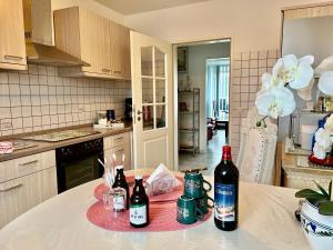 una cocina con 2 botellas de vino en una barra en Apartment Orchidee, en Mülheim an der Ruhr