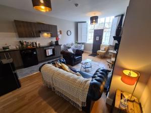 a living room with a couch and a kitchen at Cooper's A favourite place to stay of many travellers to Burton-upon-Trent in Burton upon Trent