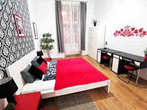 A bed or beds in a room at ORANGEHOMES Central Market Hall apartment