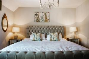 een slaapkamer met een groot bed en twee lampen bij Whispering Place Georgian Grade II Sleeps 6 Adults 3 mins from Safari Park & Steam Train in Bewdley