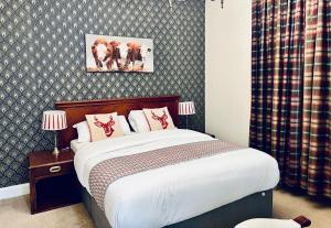 سرير أو أسرّة في غرفة في Grampian Hotel