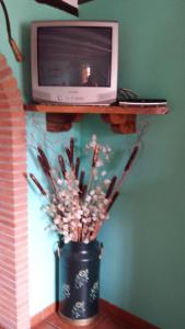 Una televisión o centro de entretenimiento en Casa Rural Valle Tosande