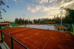 Tenis dan/atau kemudahan skuasy di Olive Farm Of Datca Guesthouse atau berdekatan