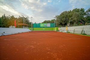 einen Tennisplatz mit Tennisschläger darauf in der Unterkunft Olive Farm Of Datca Guesthouse in Datca