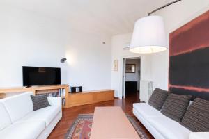 Televízia a/alebo spoločenská miestnosť v ubytovaní Washington Apartment