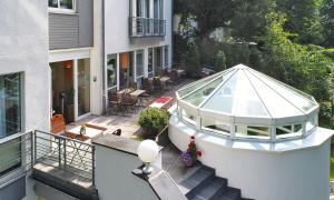 una imagen de una casa con un barco en un balcón en Hotel Caroline Mathilde, en Celle
