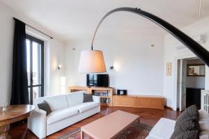 sala de estar con sofá blanco y mesa en Washington Apartment, en Milán