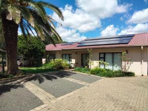 una casa con paneles solares en el techo en Turn and slip en Bloemfontein