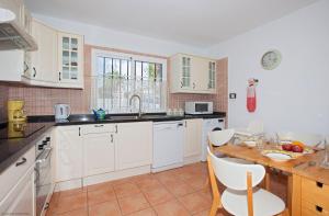 Η κουζίνα ή μικρή κουζίνα στο Casa Gegore +3 φωτογραφίες