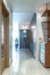 um corredor com uma cómoda e uma escada numa casa em Dunapest Apartman em Budapeste