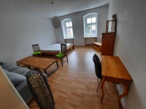 ein Wohnzimmer mit einer Couch und einem Tisch und Stühlen in der Unterkunft Gwuni's Farm in Geithain + 41 Fotos