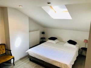 Een bed of bedden in een kamer bij Bacchus Antwerpen - Rooms & Apartments