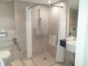 y baño con ducha y lavamanos. en Holiday Inn Express Durban - Umhlanga, an IHG Hotel, en Durban