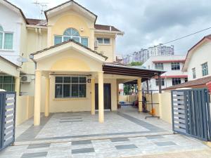 a house with a courtyard in front of it at Casa Drezqi Homestay Melaka Private Pool in Melaka