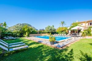 een afbeelding van een achtertuin met een zwembad bij Ideal Property Mallorca - Verga in Pollença