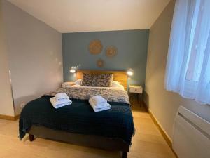 Una cama o camas en una habitación de Logis Hôtels - Le Belvédère - Hôtel 2 étoiles et Restaurant