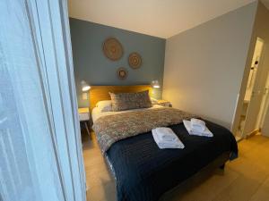 Una cama o camas en una habitación de Logis Hôtels - Le Belvédère - Hôtel 2 étoiles et Restaurant