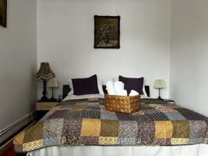 um quarto com uma cama com uma colcha em House of Julia em Sighisoara
