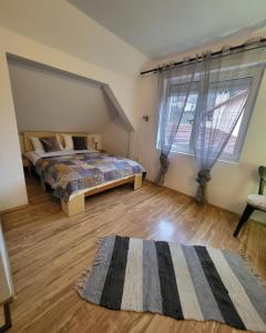 una camera con un letto e due finestre di House of Julia a Sighişoara