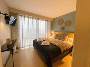 Una cama o camas en una habitación de Logis Hôtels - Le Belvédère - Hôtel 2 étoiles et Restaurant