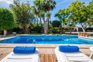 a pool with two lounge chairs and a swimming pool at Ideal Property Mallorca - Villa Erika in Inca