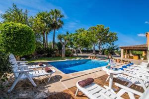 un gruppo di sedie bianche e una piscina di Ideal Property Mallorca - Villa Erika a Inca