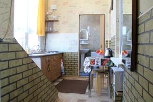 キスロヴォツクにあるМира4/Башняの小さなキッチン(テーブル、シンク付)