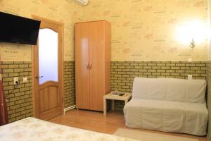キスロヴォツクにあるМира4/Башняのベッドルーム(ベッド1台、テレビ、椅子付)