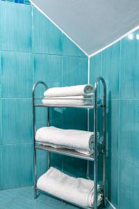 um toalheiro numa casa de banho com quatro toalhas em House of Julia em Sighisoara