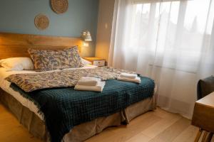 Una cama o camas en una habitación de Logis Hôtels - Le Belvédère - Hôtel 2 étoiles et Restaurant