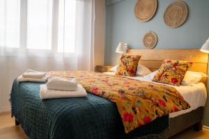 Una cama o camas en una habitación de Logis Hôtels - Le Belvédère - Hôtel 2 étoiles et Restaurant