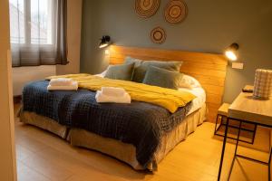Una cama o camas en una habitación de Logis Hôtels - Le Belvédère - Hôtel 2 étoiles et Restaurant
