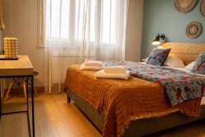 Una cama o camas en una habitación de Logis Hôtels - Le Belvédère - Hôtel 2 étoiles et Restaurant
