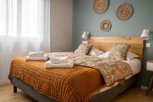 Una cama o camas en una habitación de Logis Hôtels - Le Belvédère - Hôtel 2 étoiles et Restaurant