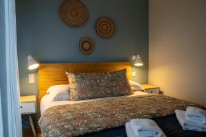 Una cama o camas en una habitación de Logis Hôtels - Le Belvédère - Hôtel 2 étoiles et Restaurant
