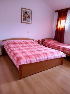 Posteľ alebo postele v izbe v ubytovaní Apartmani Nikolina