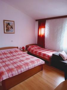 Posteľ alebo postele v izbe v ubytovaní Apartmani Nikolina