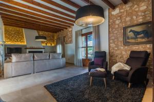 ein Wohnzimmer mit einem Sofa und 2 Stühlen in der Unterkunft Ideal Property Mallorca - Pleta in Manacor