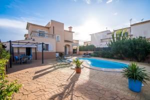 eine Villa mit Swimmingpool und ein Haus in der Unterkunft Ideal Property Mallorca - Son Moleto in Sa Ràpita
