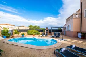 Der Swimmingpool an oder in der Nähe von Ideal Property Mallorca - Son Moleto