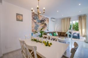 Ein Sitzbereich in der Unterkunft Ideal Property Mallorca - Son Moleto