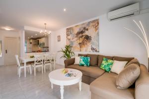 Ein Sitzbereich in der Unterkunft Ideal Property Mallorca - Son Moleto