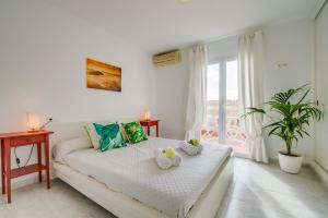 ein weißes Bett in einem Zimmer mit Fenster in der Unterkunft Ideal Property Mallorca - Son Moleto in Sa Ràpita + 24 Fotos