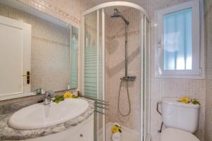 ein Badezimmer mit Dusche, Waschbecken und Toilette in der Unterkunft Ideal Property Mallorca - Son Moleto in Sa Ràpita