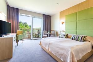 Säng eller sängar i ett rum på Hotel Kozi Gród