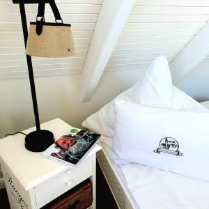 Postel nebo postele na pokoji v ubytování HOTEL DÜNENLÄUFER Carolinensiel