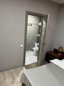 Bilik mandi di Elite Hotel